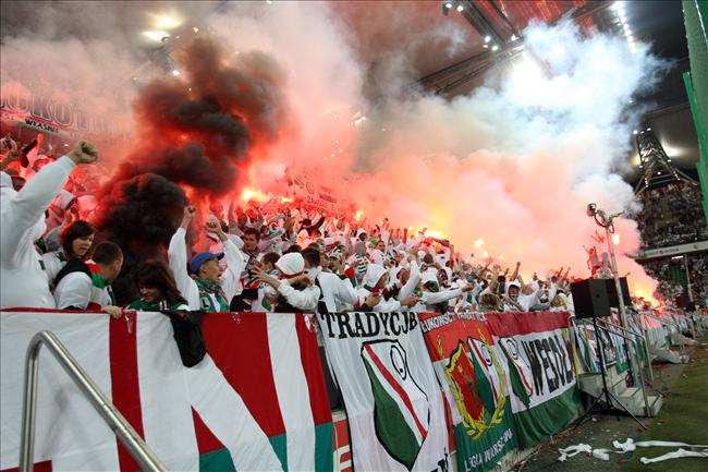 Kibole Legii i ich przyjaciele z&nbsp;rządu.