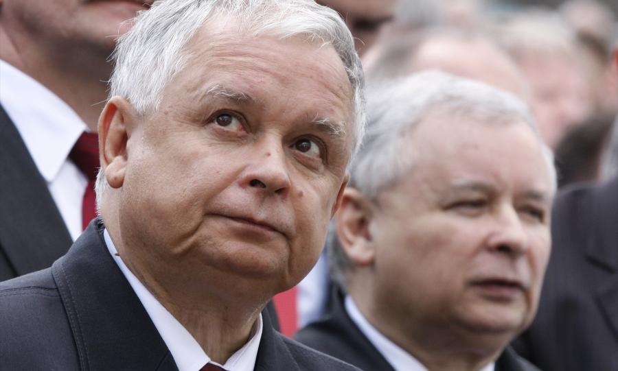 Jarosław i Lech Kaczyńscy, czyli jak bezcześcić pamięć o zmarłym&nbsp;bracie.